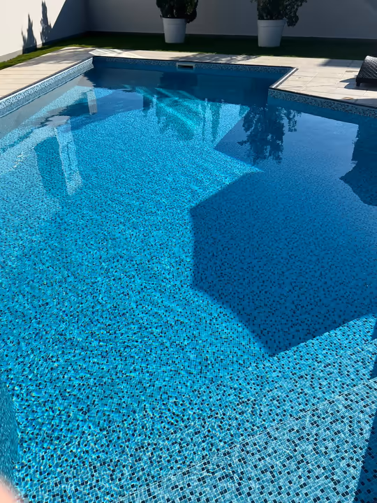 Piscina residencial com água cristalina após tratamento Aqualimp