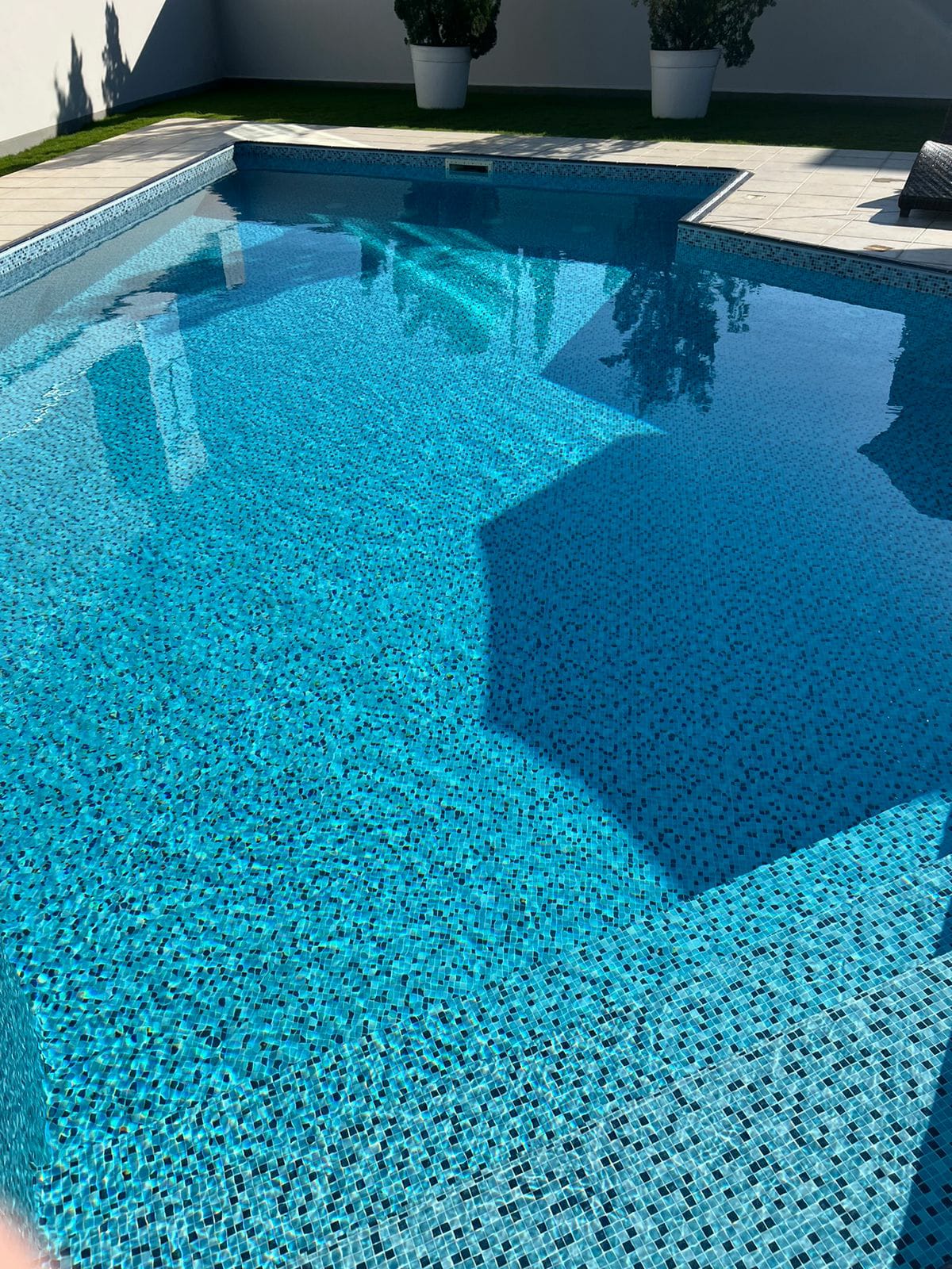 Piscina residencial com água cristalina após o tratamento