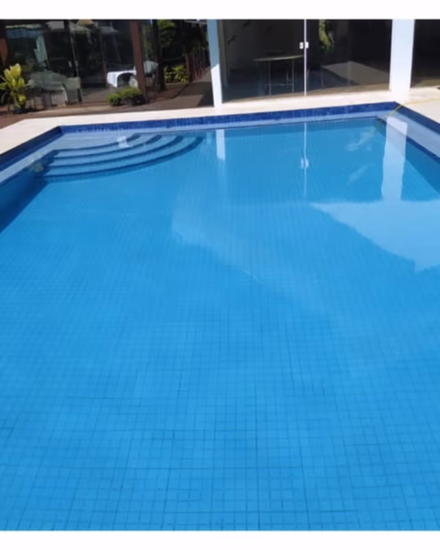 A mesma piscina com água azul e cristalina depois do tratamento