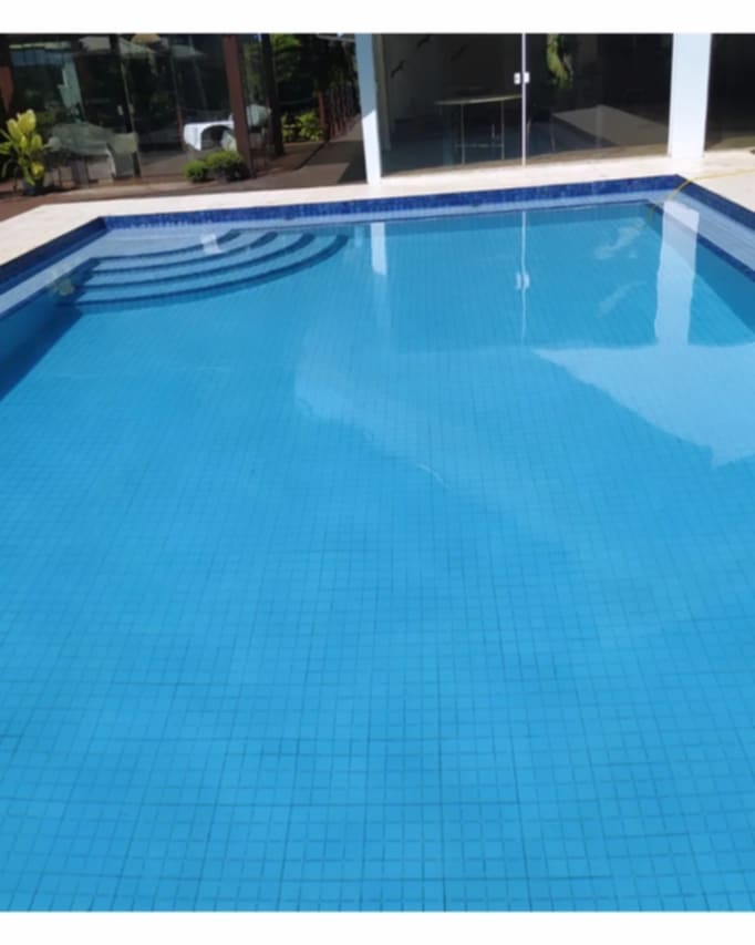 A mesma piscina com água azul e cristalina depois do tratamento