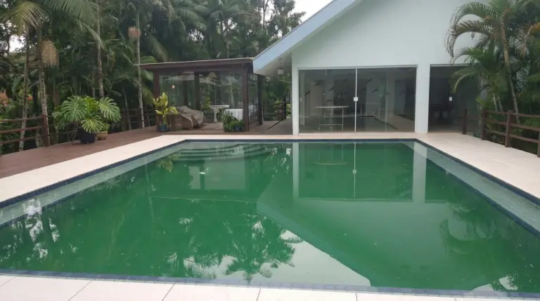 Piscina com água verde antes do tratamento